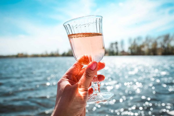 Où trouver et comment déguster le meilleur vin rosé sans alcool ?