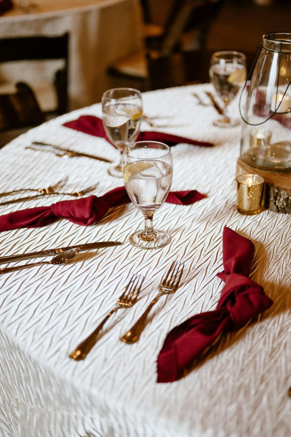 Les serviettes intissées bordeaux : utilisation et avantages dans les restaurants étoilés