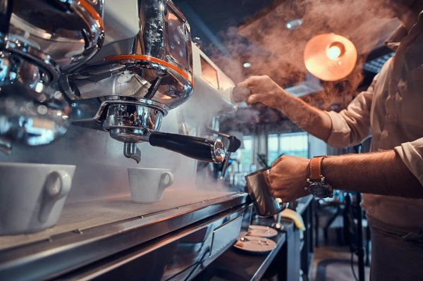 Matériel restauration professionnelle : comment trouver le bon fournisseur de matériel de cuisine pour son café ?